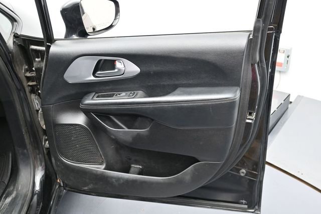 Used 2021 Chrysler Pacifica Touring w/ S Appearance Package FWD image 30