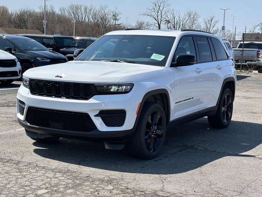 Certified 2024 Jeep Grand Cherokee Altitude AWD/4WD image 7