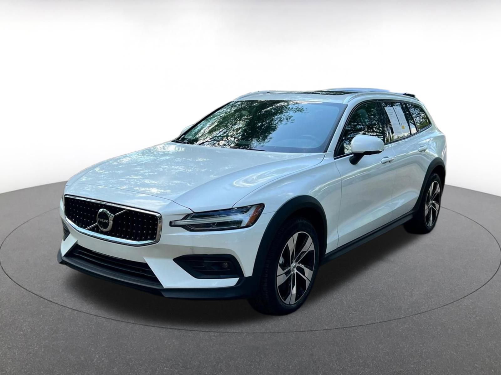 Used 2025 Volvo V60 B5 Cross Country Plus image 3