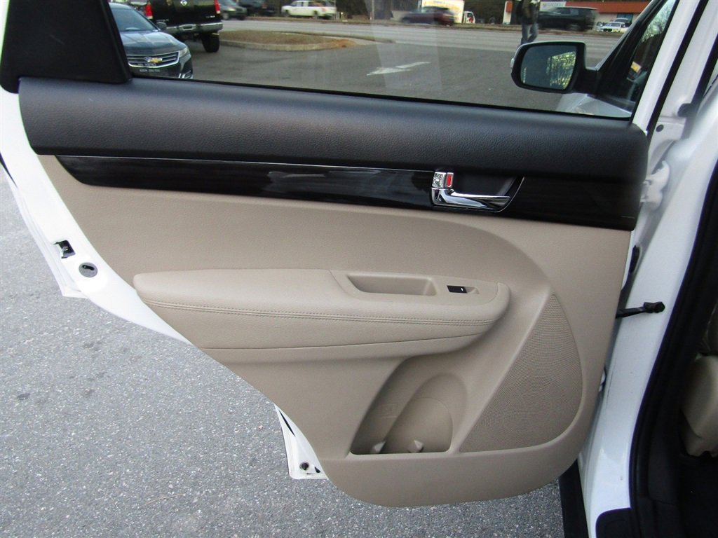 Used 2013 Kia Sorento LX image 19