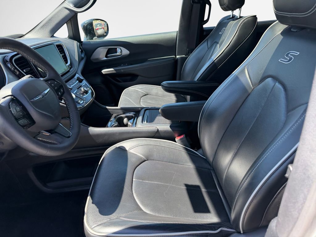 Used 2025 Chrysler Pacifica Limited FWD image 12