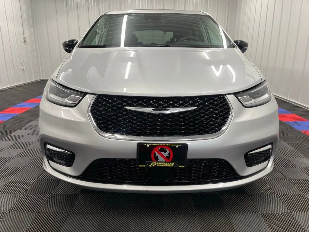 Used 2024 Chrysler Pacifica Limited image 10