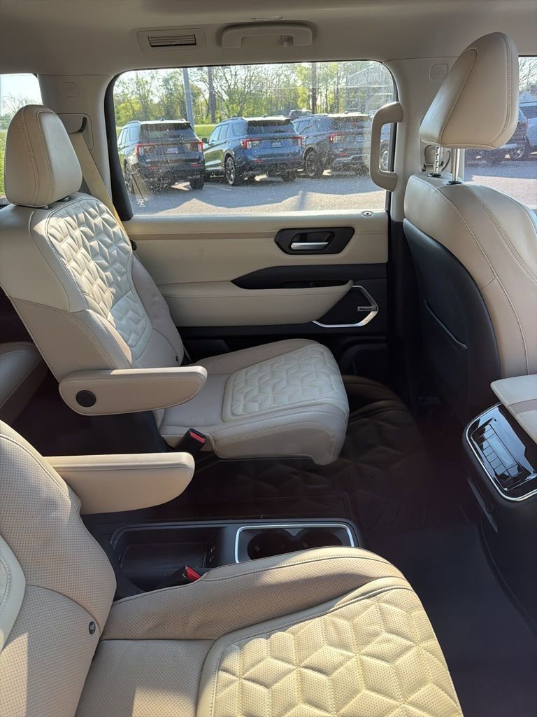 Used 2025 Nissan Armada Platinum image 11