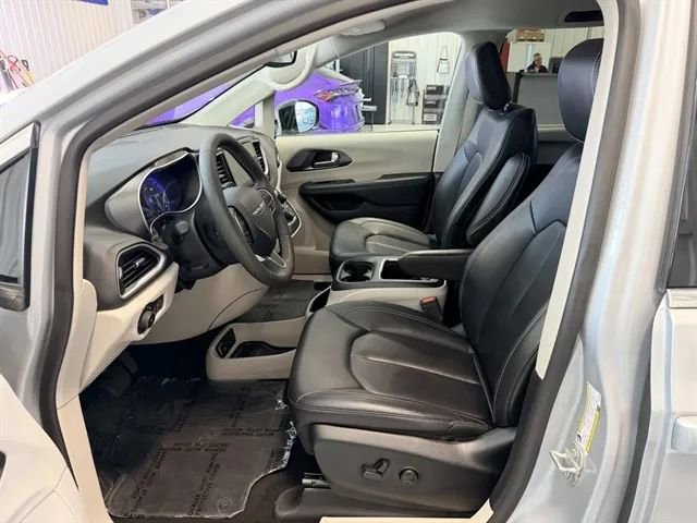 Used 2024 Chrysler Pacifica Touring-L FWD image 10