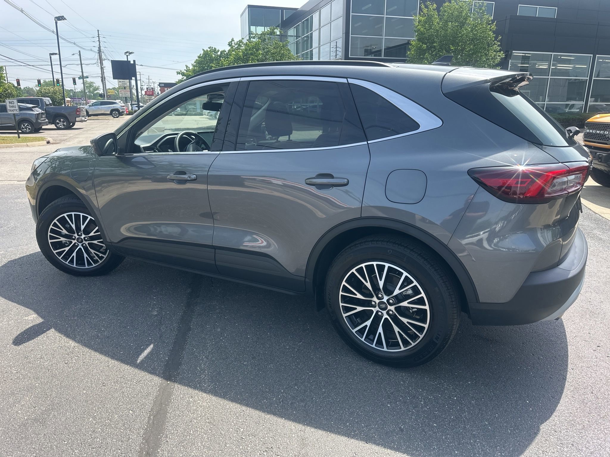 Used 2025 Ford Escape SE w/ PHEV Premium Package FWD image 2