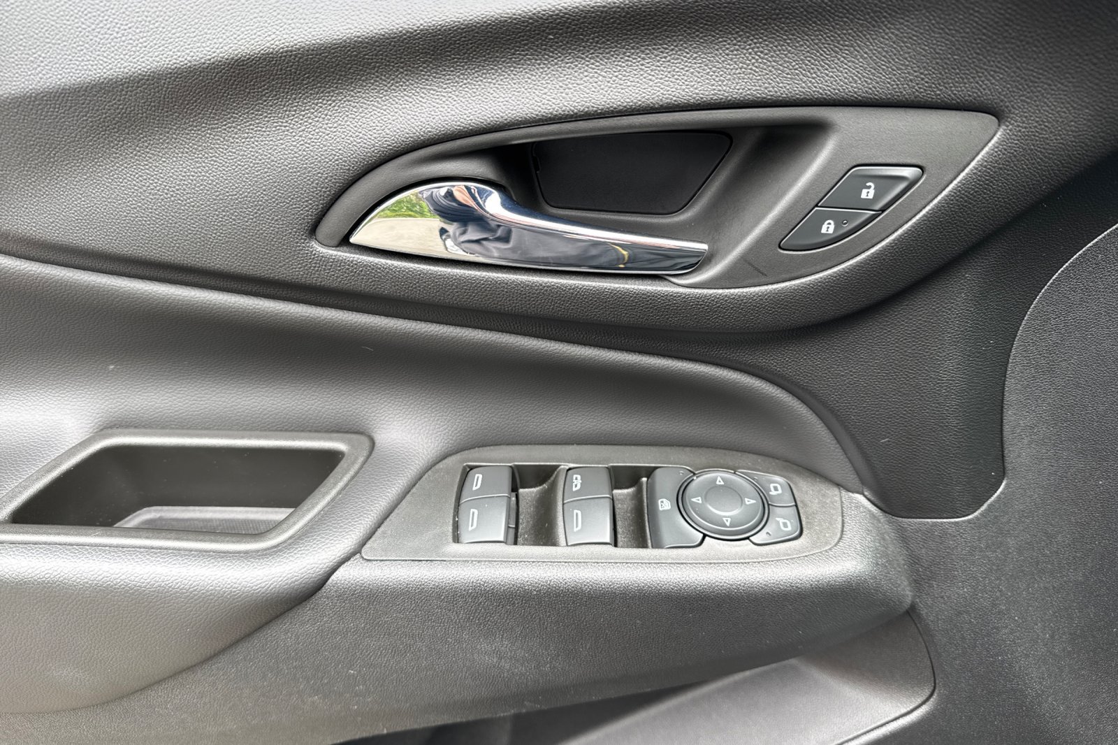 Used 2022 Chevrolet Equinox LT w/ LPO, Floor Liner Package FWD image 10