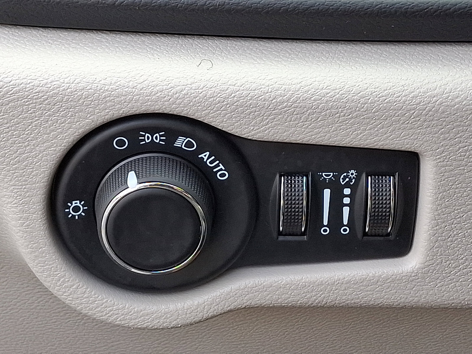 Used 2024 Chrysler Voyager LX image 26