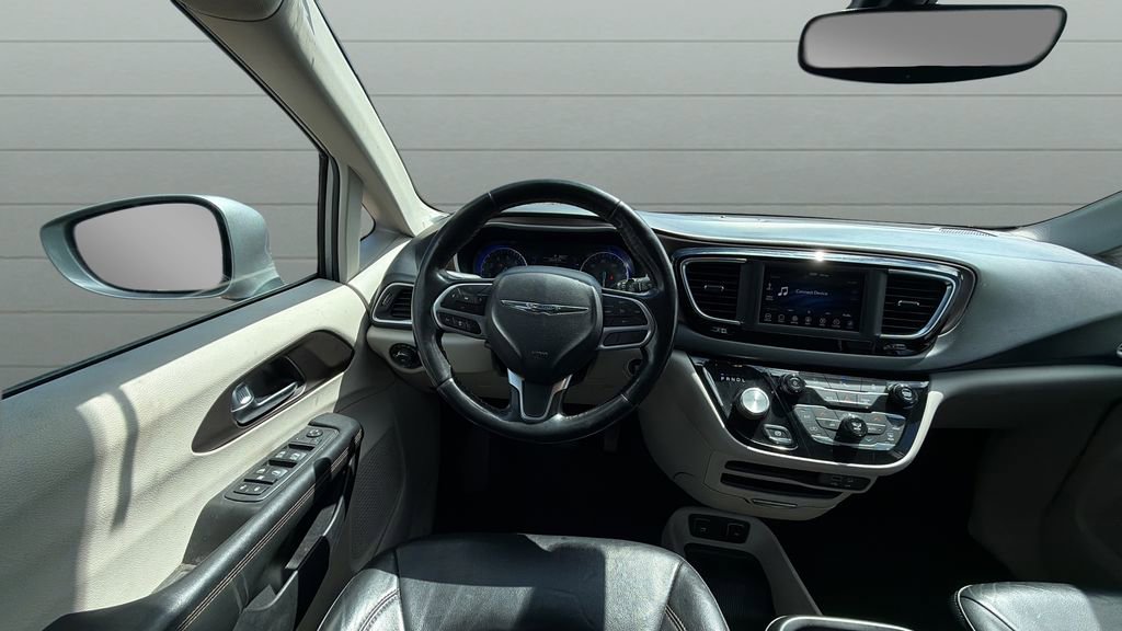 Used 2019 Chrysler Pacifica Touring-L FWD image 11