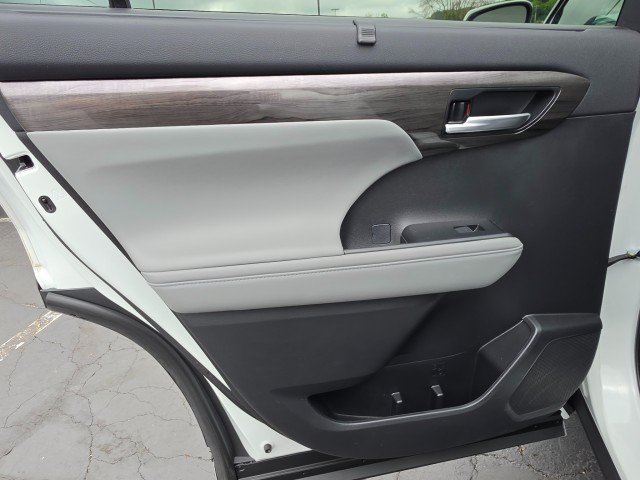 Used 2023 Toyota Highlander Platinum AWD/4WD image 25