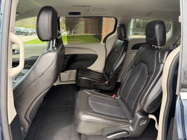 Used 2023 Chrysler Pacifica Touring-L FWD image 20