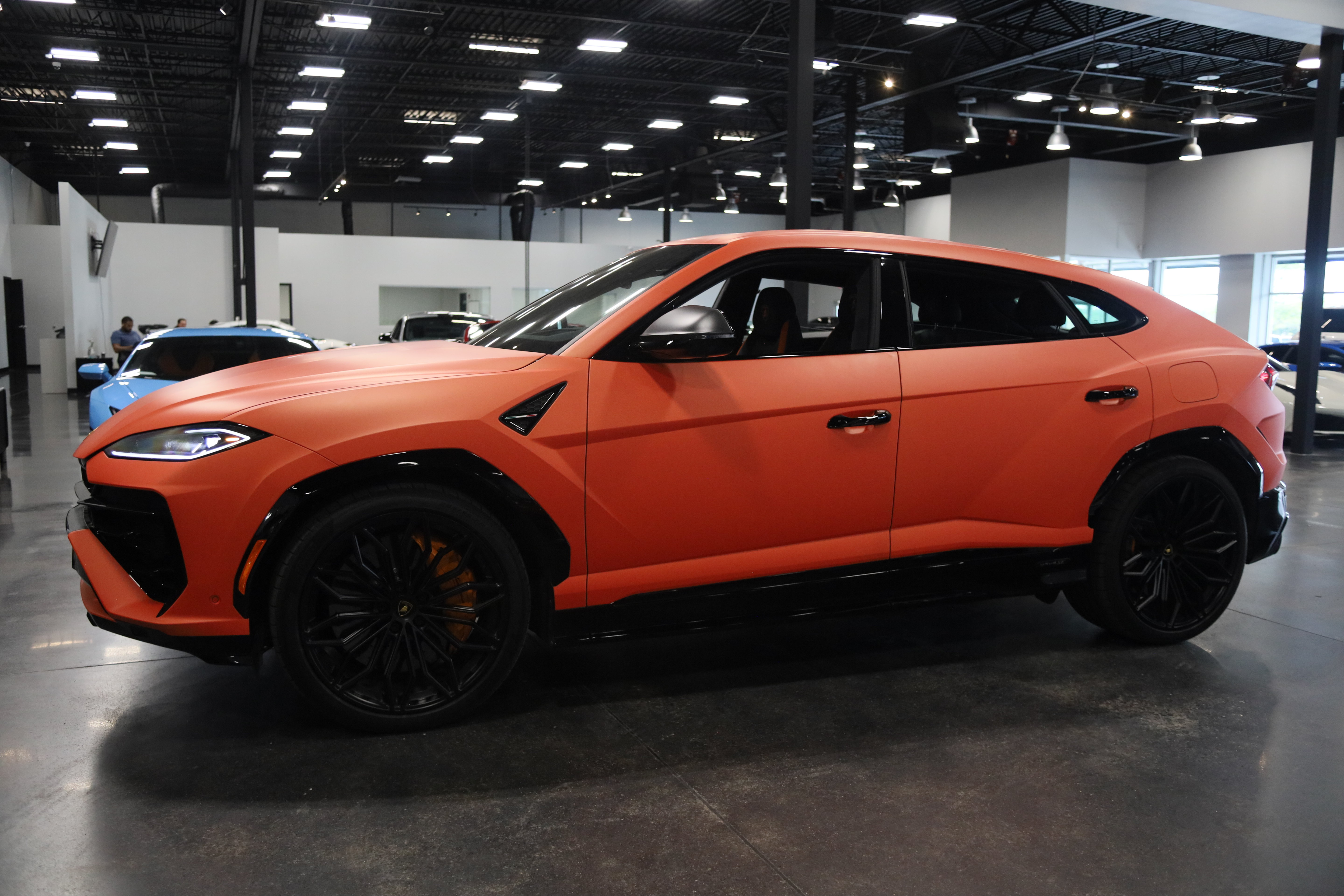 Used 2025 Lamborghini Urus SE AWD/4WD image 9