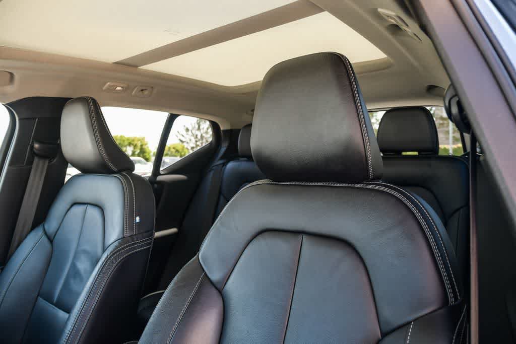 Used 2023 Volvo XC40 B5 Plus AWD/4WD image 17