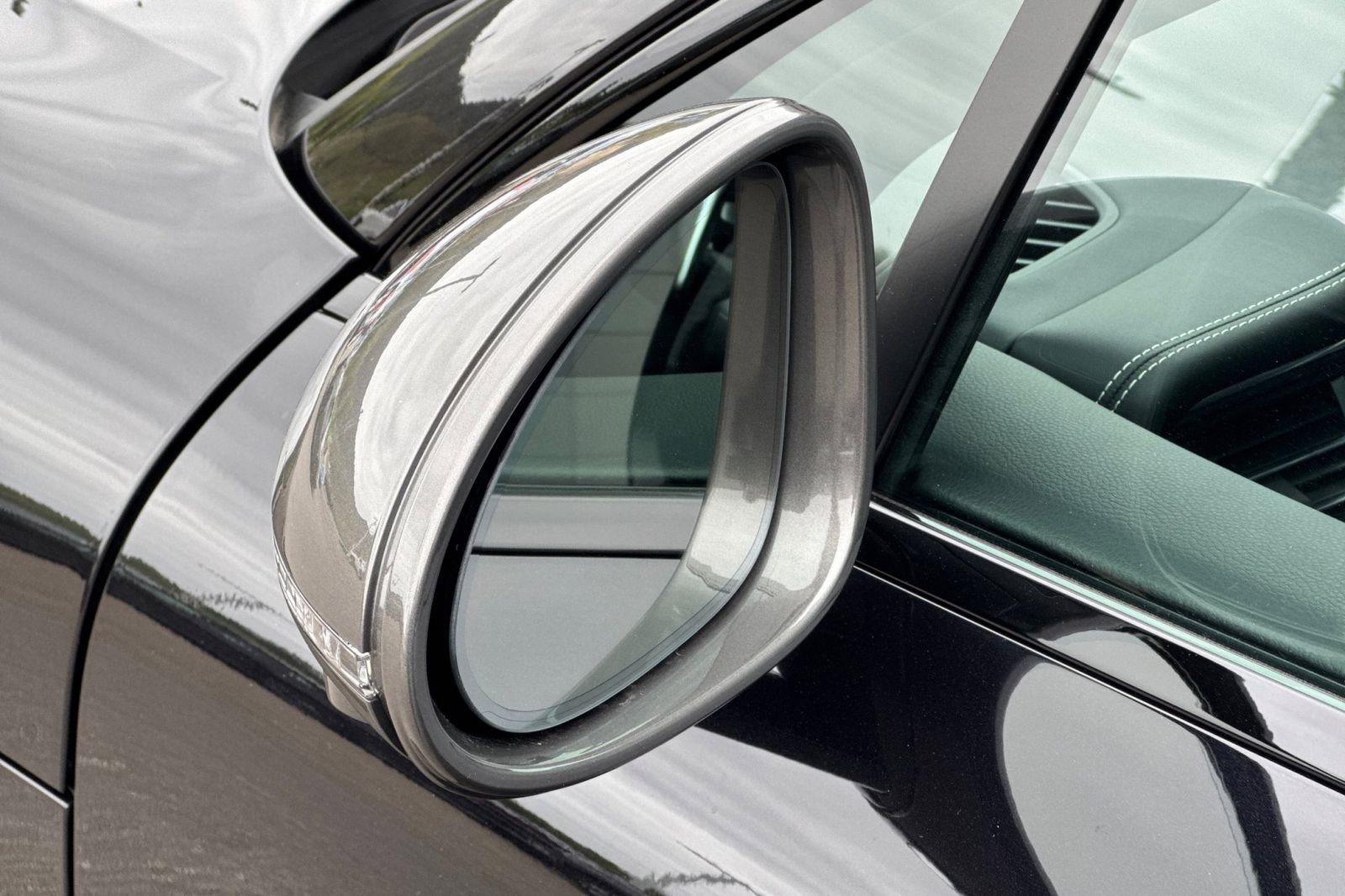 New 2025 Porsche Macan Turbo image 40