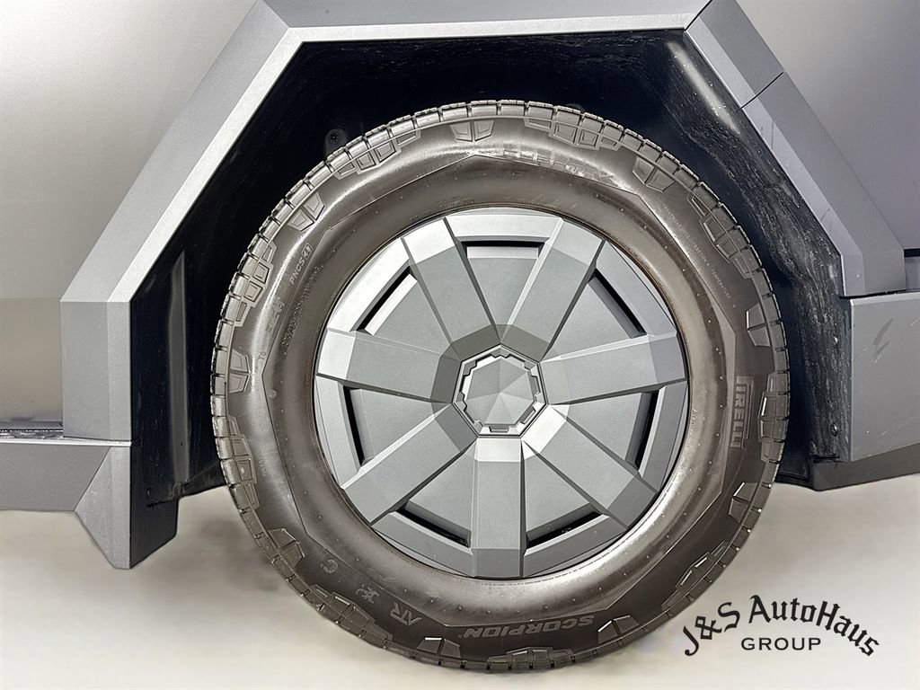 Used 2025 Tesla Cybertruck AWD Crew Cab image 39