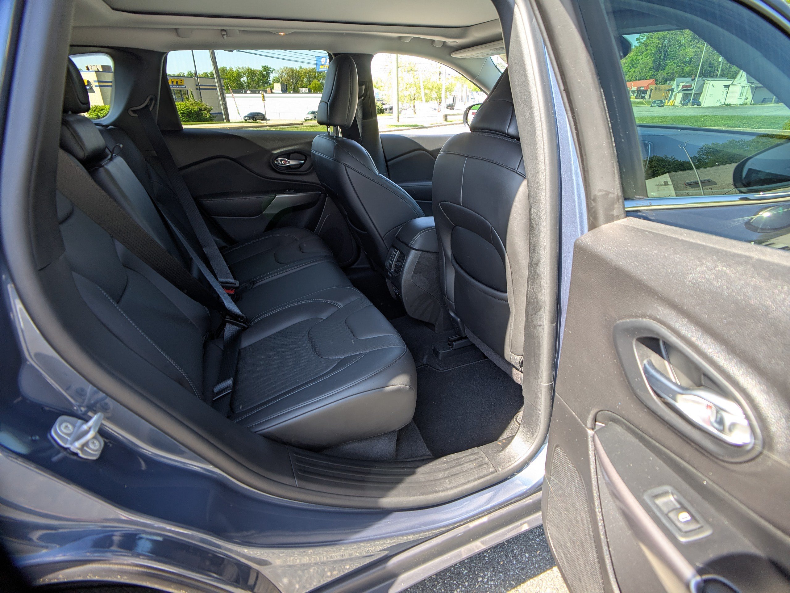 Used 2021 Jeep Cherokee Limited AWD/4WD image 14