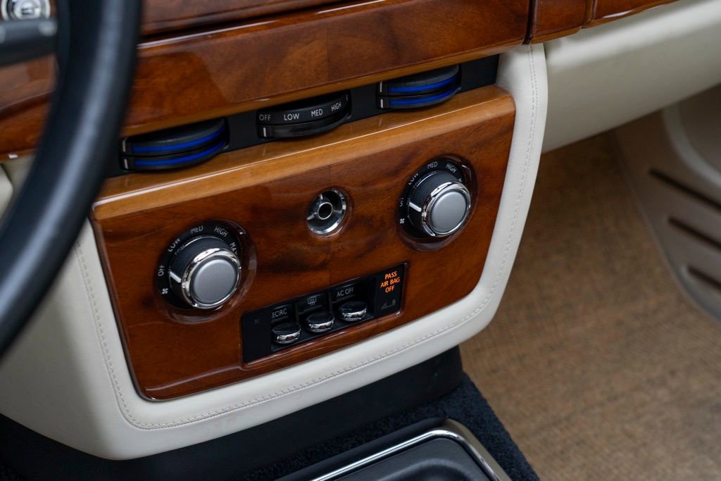 Used 2010 Rolls-Royce Phantom Drophead Coupe image 28