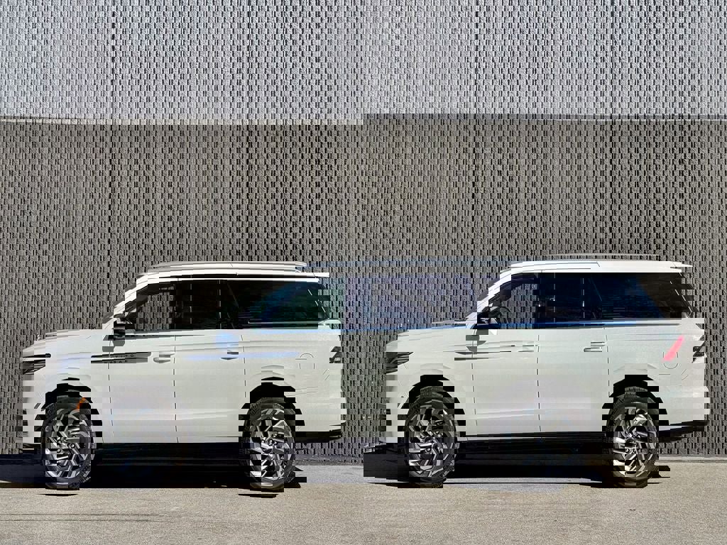 New 2025 Lincoln Navigator L Reserve image 3
