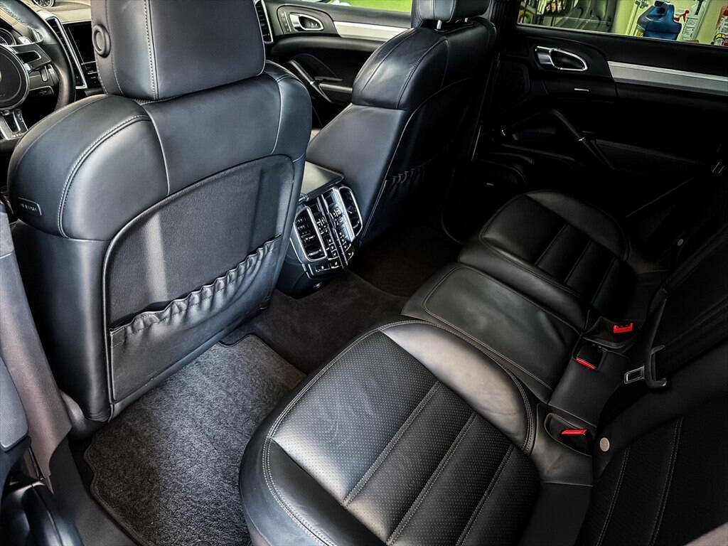 Used 2013 Porsche Cayenne Turbo w/ Premium Pkg Plus AWD/4WD image 20