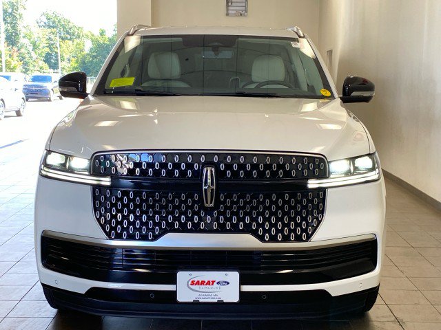 New 2027 Lincoln Navigator Premiere AWD/4WD image 3