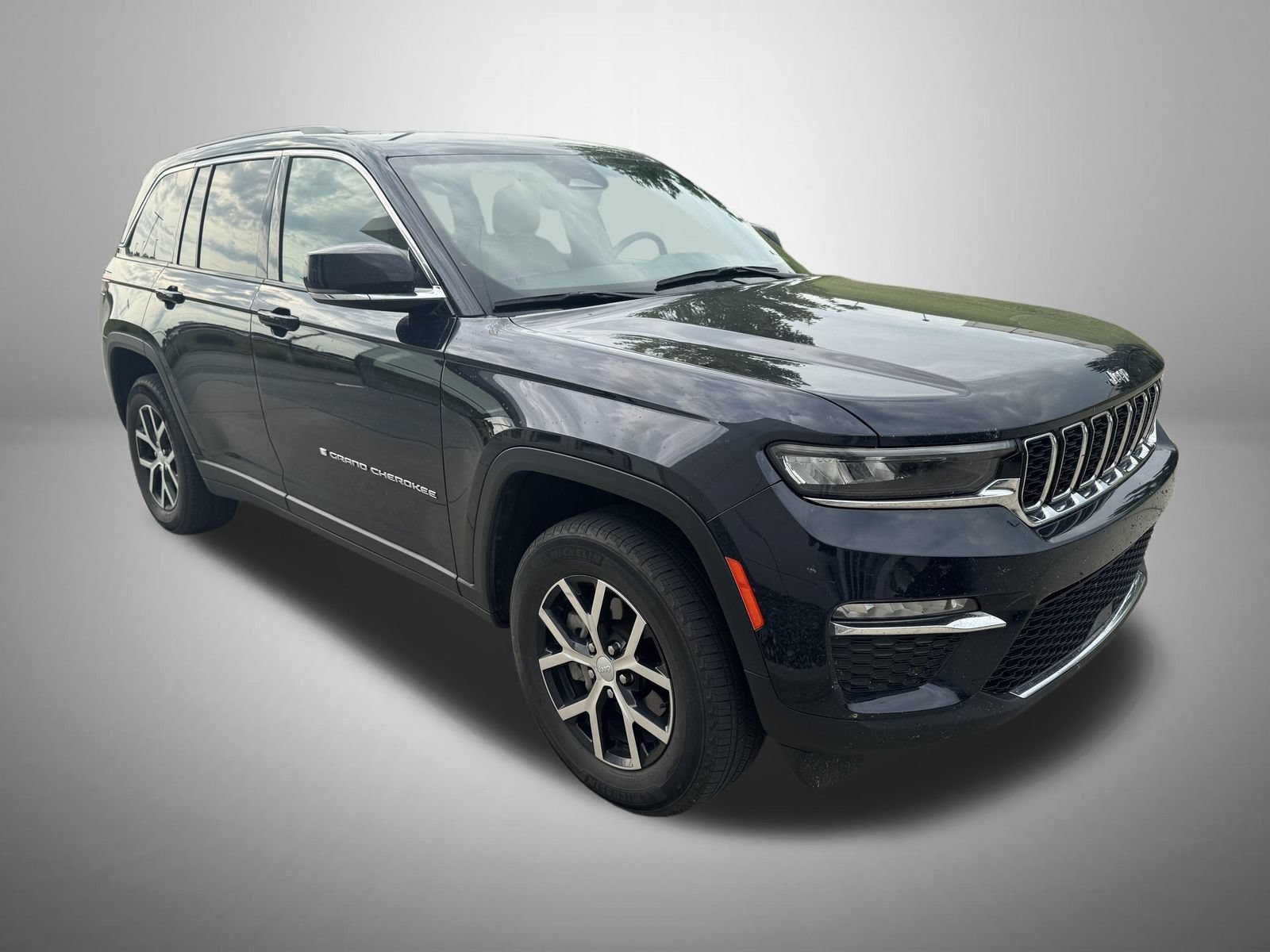 Used 2023 Jeep Grand Cherokee Limited AWD/4WD image 2