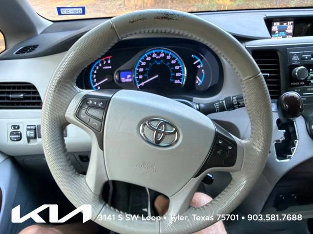 Used 2014 Toyota Sienna XLE FWD image 16