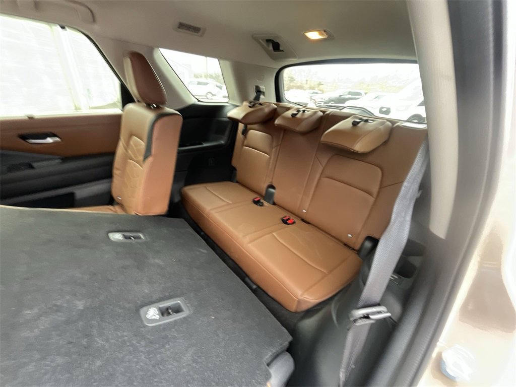 Used 2024 Nissan Pathfinder Platinum w/ Cargo Package image 24