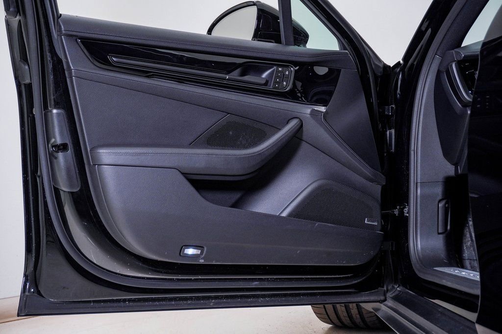 Used 2025 Porsche Panamera 4 image 25