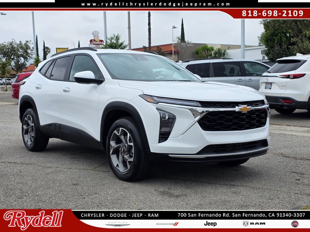 Used 2026 Chevrolet Trax LT FWD image 1