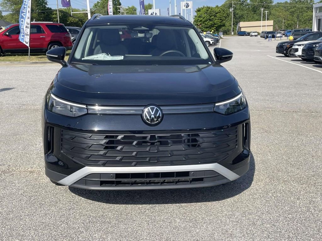 Certified 2025 Volkswagen Tiguan SE FWD image 2
