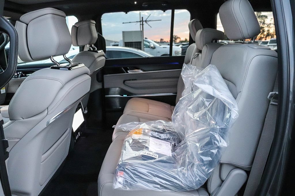 New 2026 Jeep Grand Wagoneer Summit w/ 8-Passenger Seating Package AWD/4WD image 21