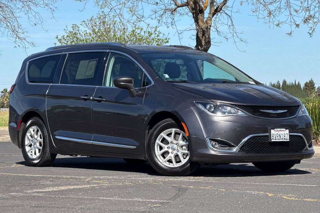 Used 2020 Chrysler Pacifica Touring-L image 2