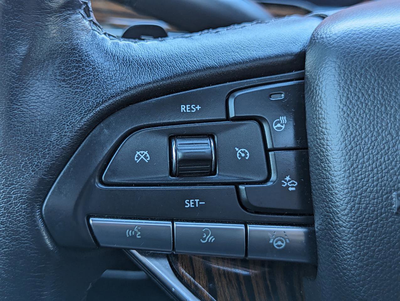 Used 2022 Cadillac Escalade Premium Luxury image 16