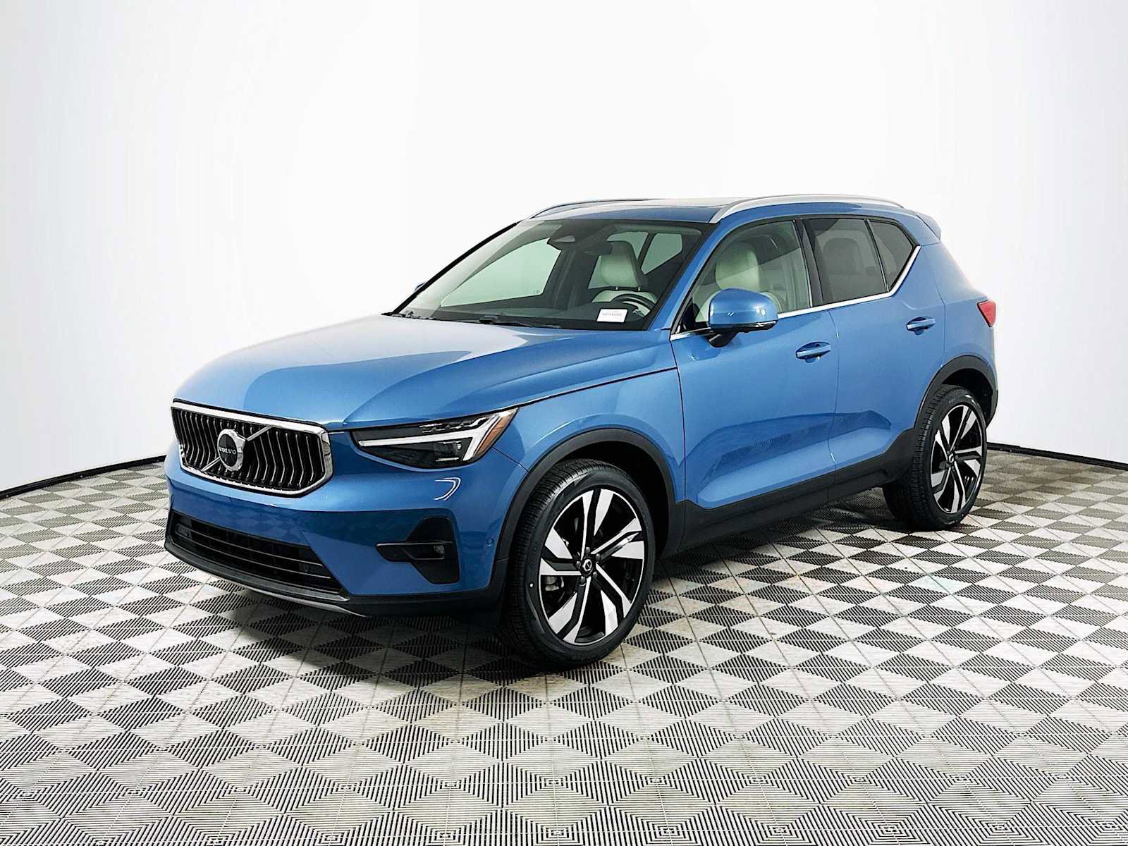 Used 2023 Volvo XC40 B5 Ultimate w/ Protection Package Premier image 3