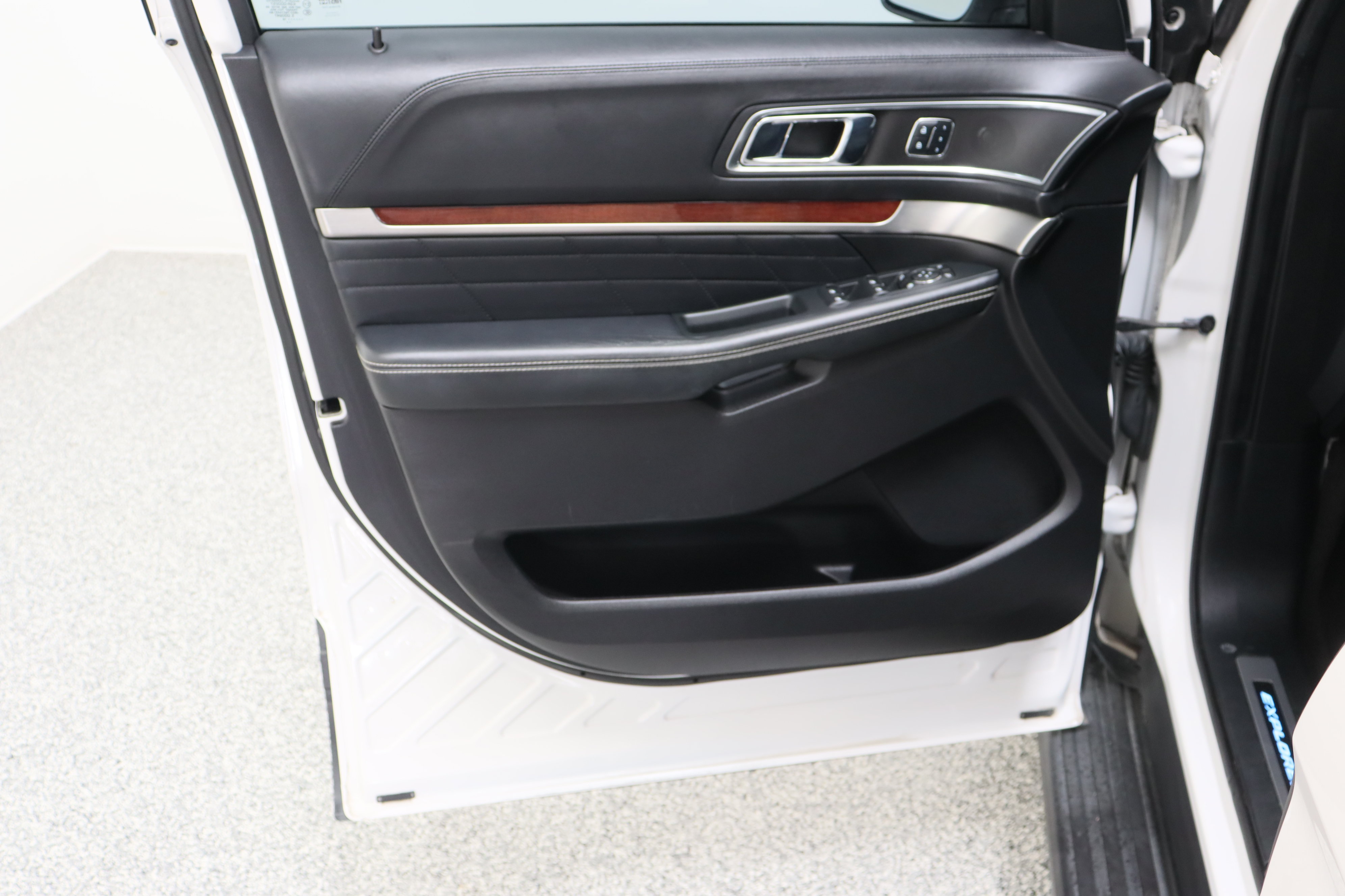 Used 2018 Ford Explorer Platinum AWD/4WD image 12