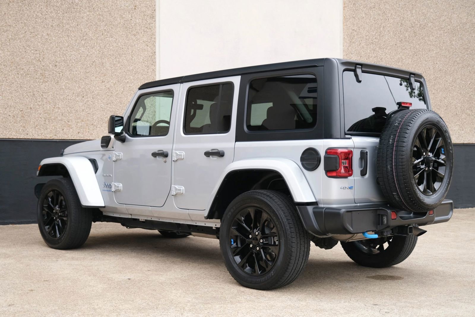 Used 2023 Jeep Wrangler Unlimited Sahara AWD/4WD image 14