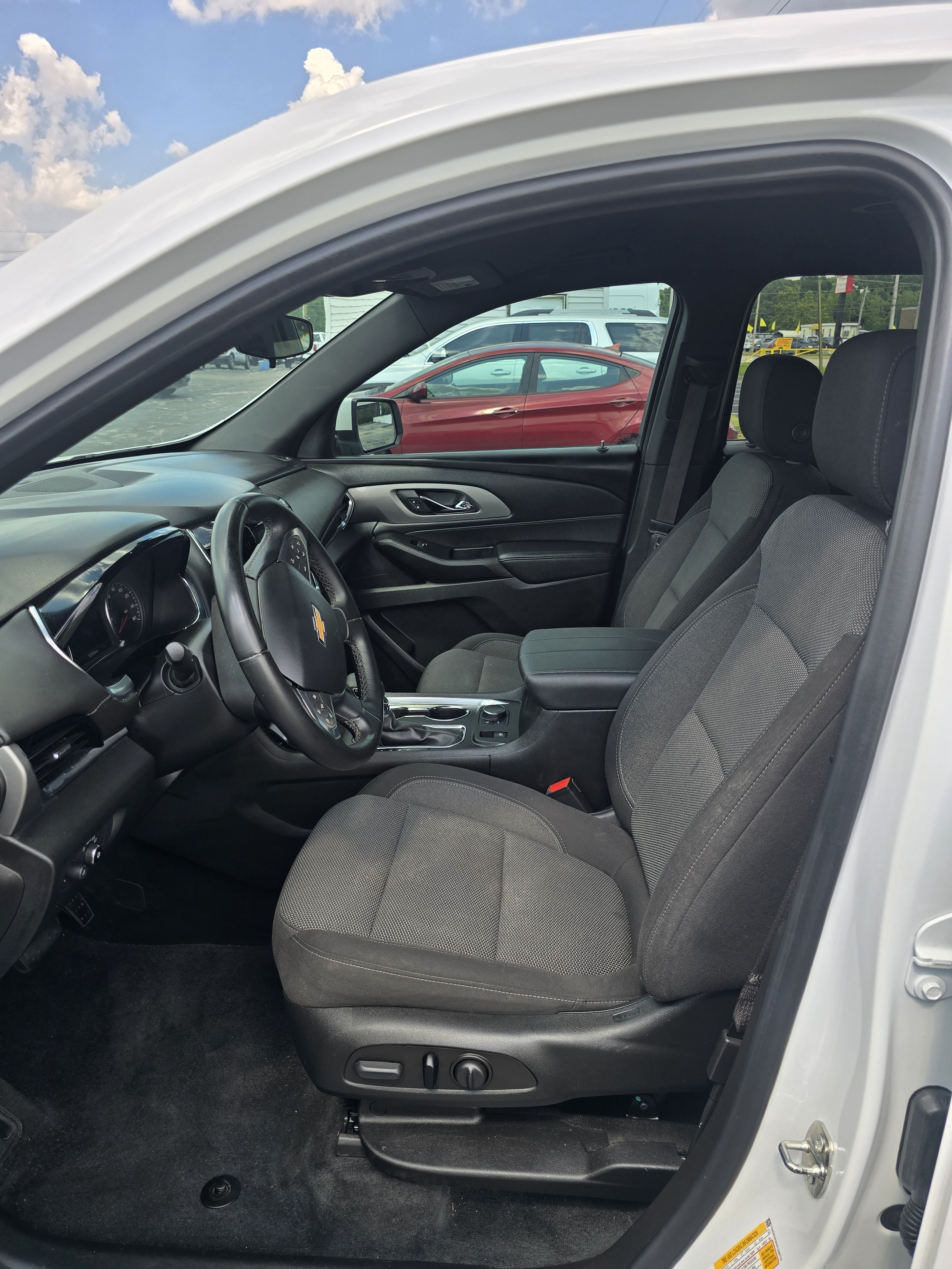 Used 2023 Chevrolet Traverse LT FWD image 11
