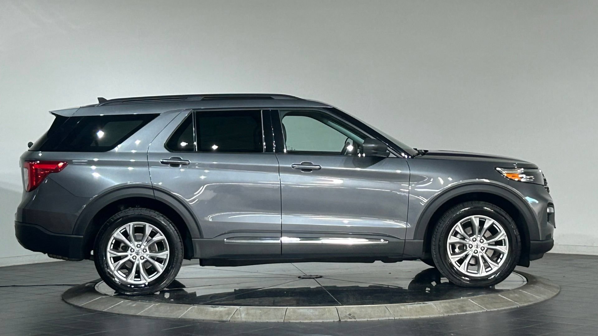 Used 2022 Ford Explorer XLT w/ Equipment Group 202A AWD/4WD image 11