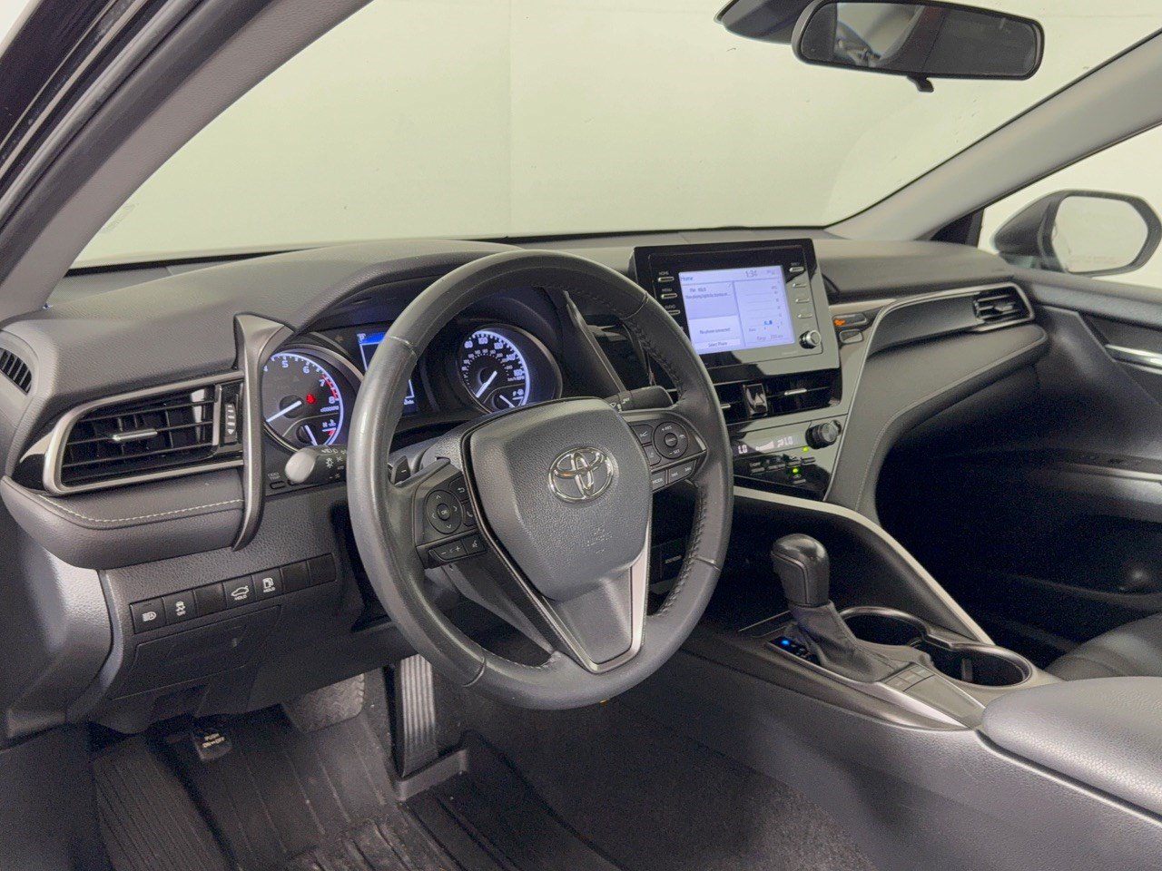 Used 2024 Toyota Camry SE FWD image 4