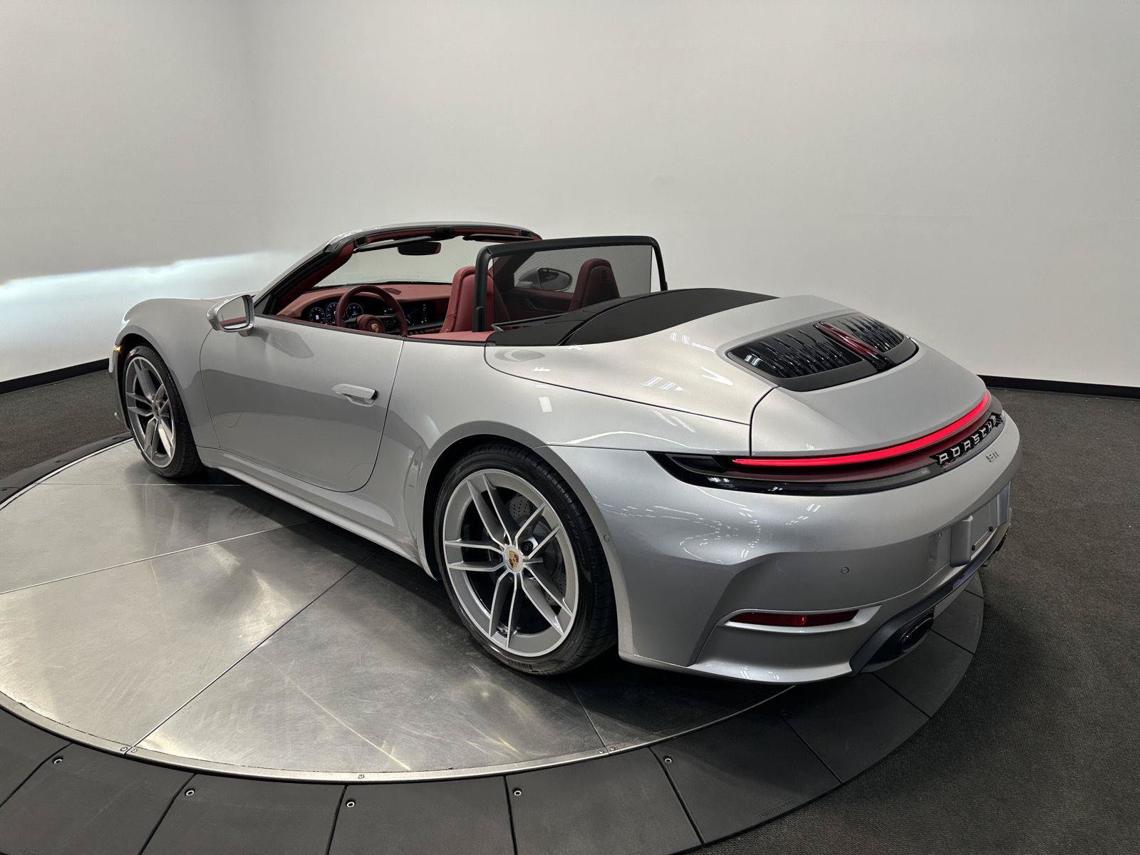 Used 2025 Porsche 911 Carrera RWD image 17