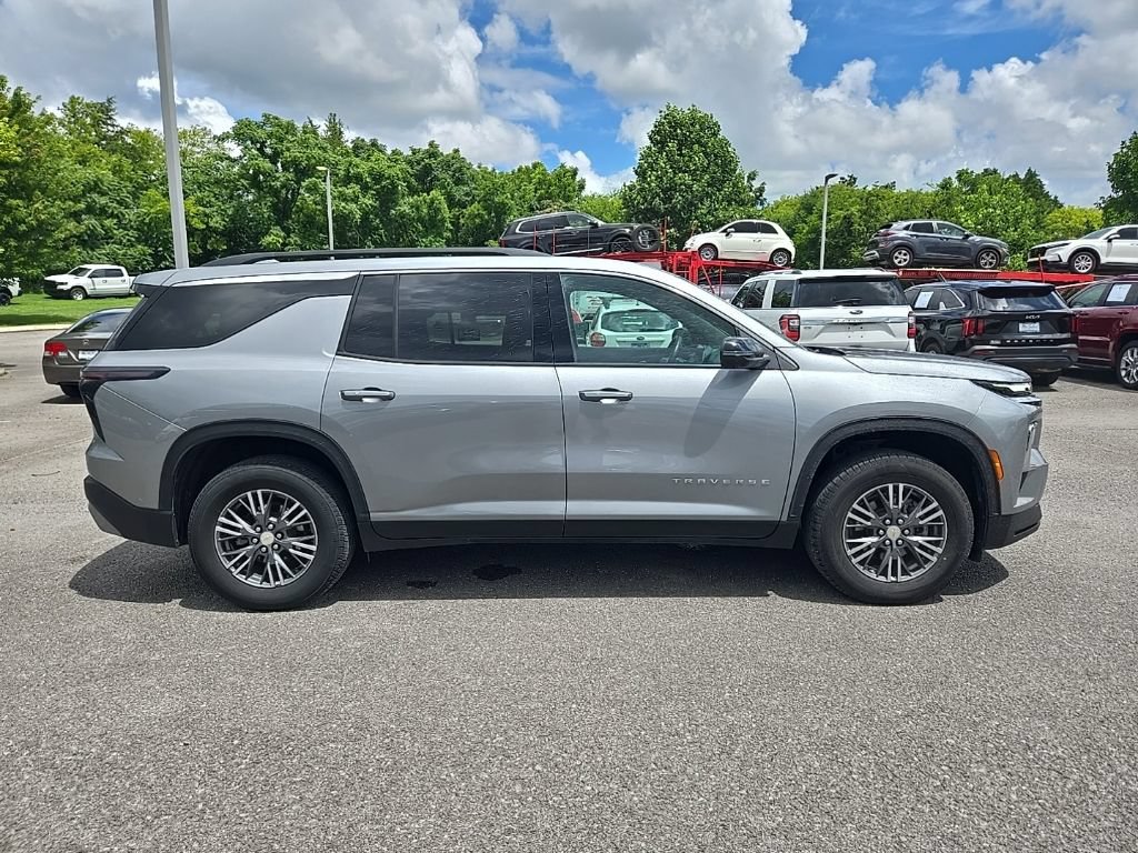 Used 2024 Chevrolet Traverse LT FWD image 8