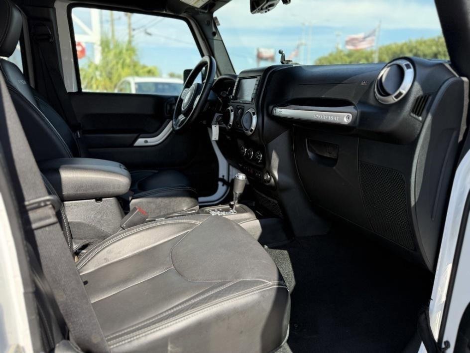 Used 2017 Jeep Wrangler Unlimited Rubicon w/ Connectivity Group image 22