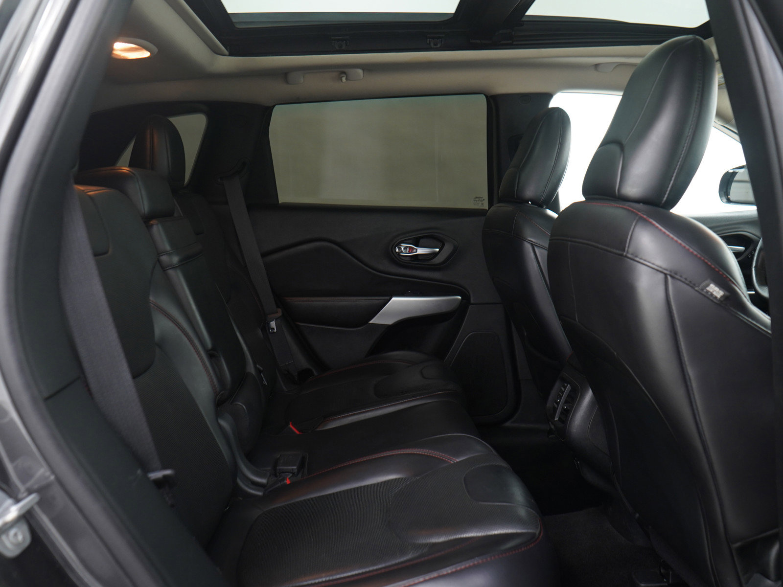Used 2017 Jeep Cherokee Trailhawk image 12