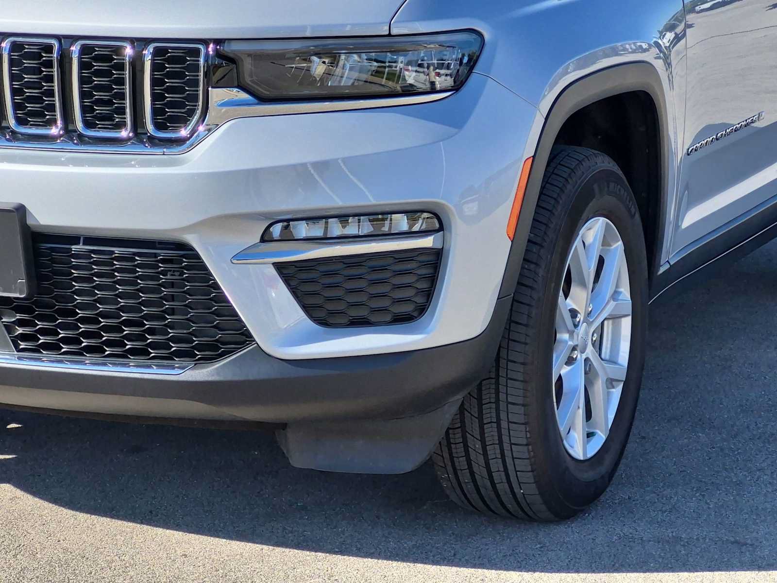Used 2023 Jeep Grand Cherokee Limited AWD/4WD image 11