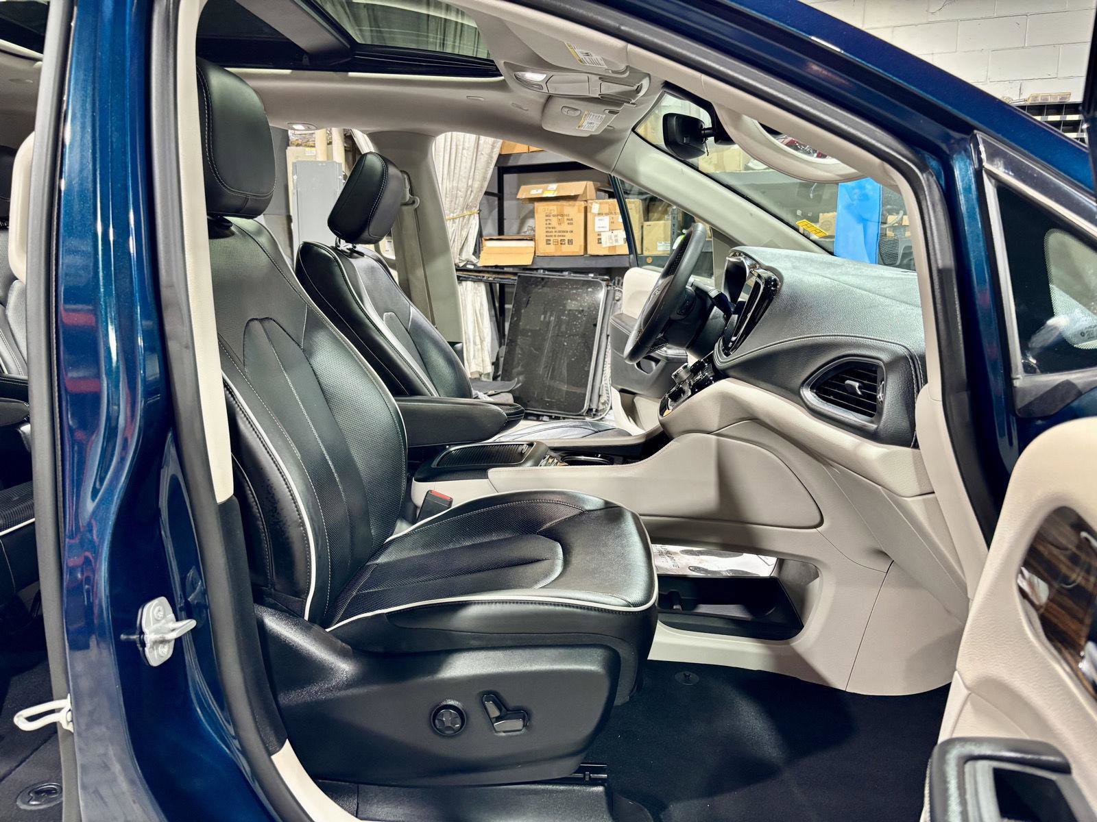 Used 2022 Chrysler Pacifica Limited image 7