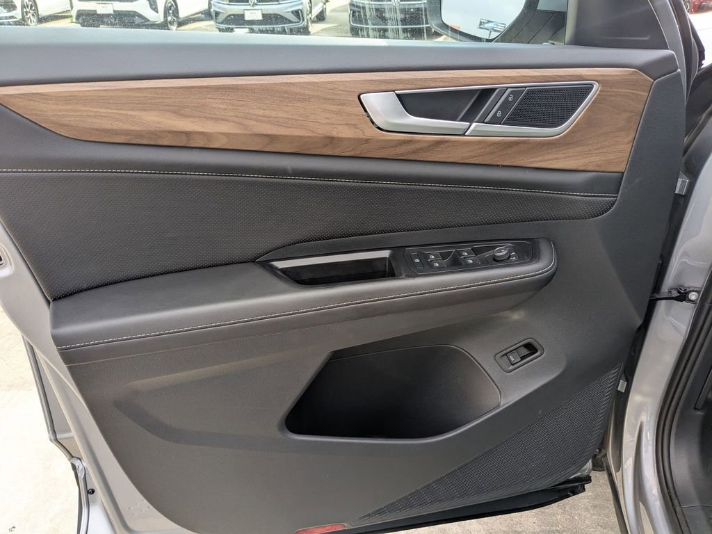 Used 2025 Volkswagen Atlas SE image 11