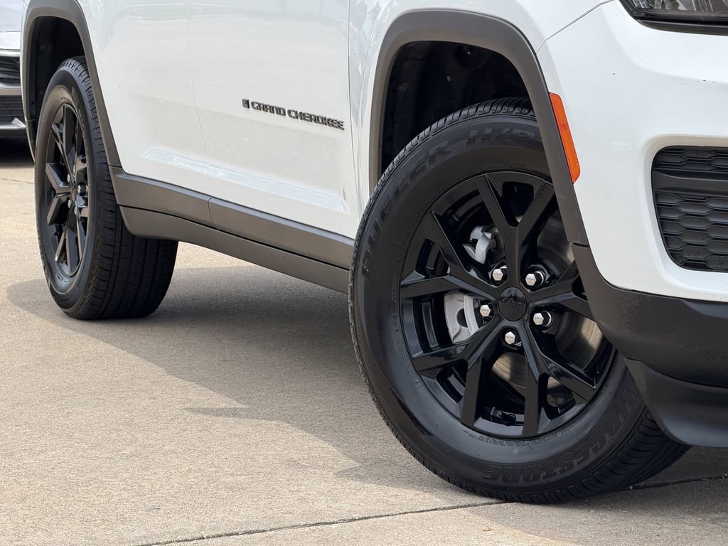 Used 2025 Jeep Grand Cherokee Altitude AWD/4WD image 12