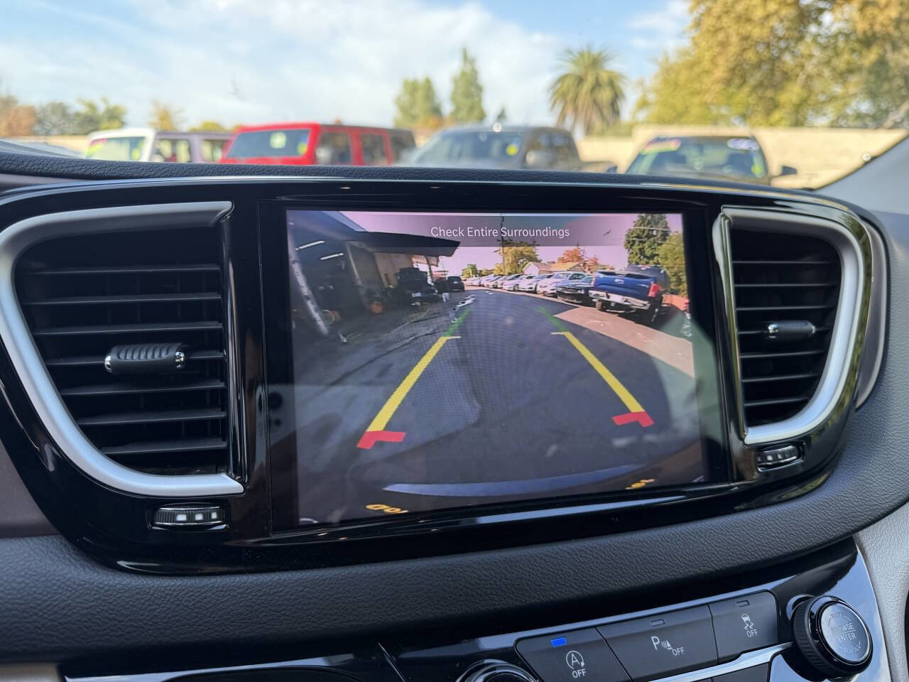 Used 2022 Chrysler Voyager LX image 14