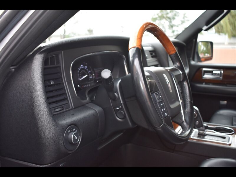 Used 2017 Lincoln Navigator Select image 14