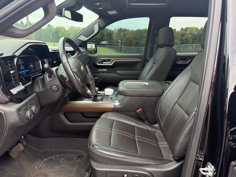 Used 2022 Chevrolet Silverado 1500 High Country w/ High Country Premium Package AWD/4WD image 3