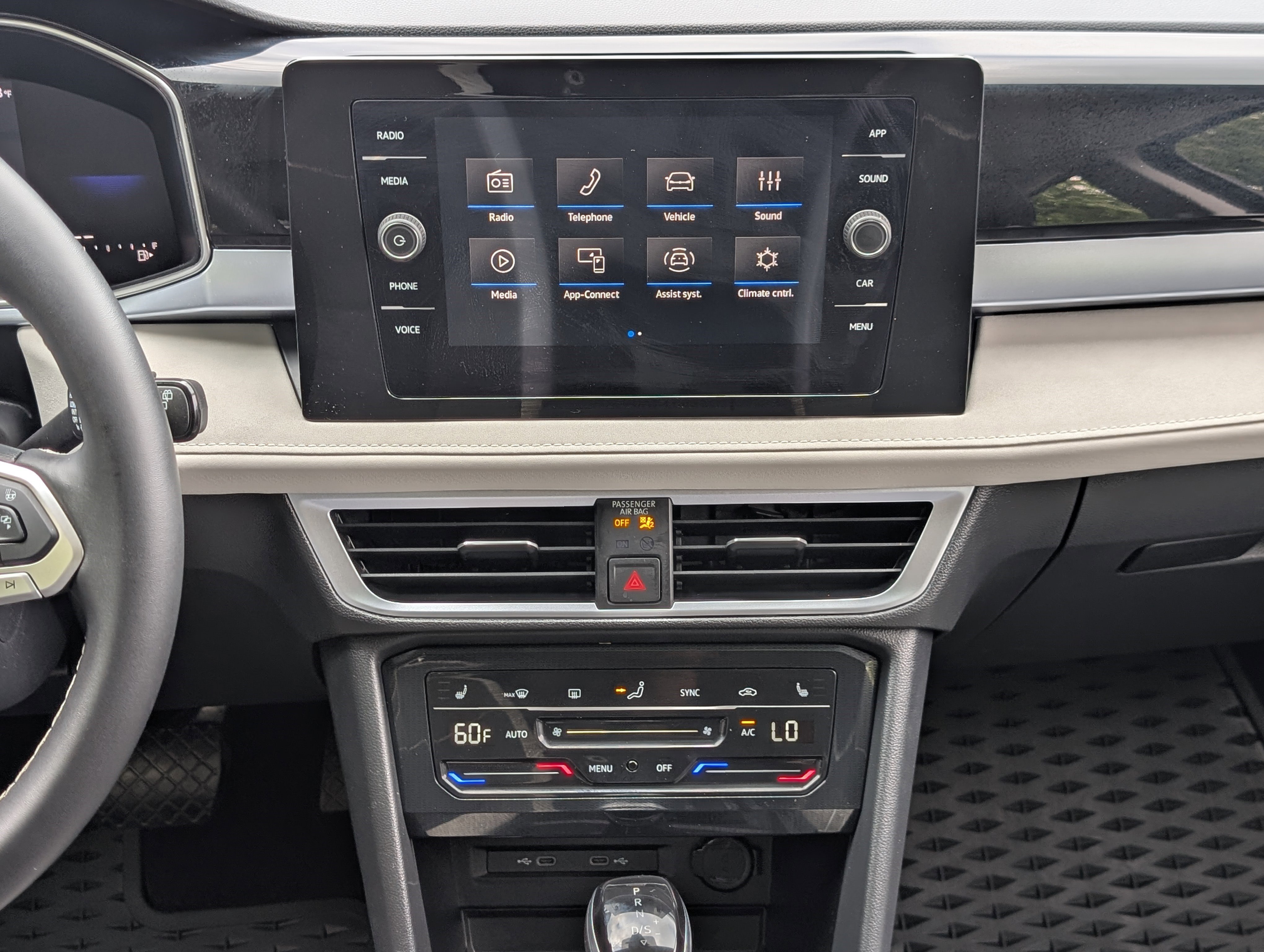Used 2025 Volkswagen Taos SE w/ Panoramic Sunroof Package FWD image 26